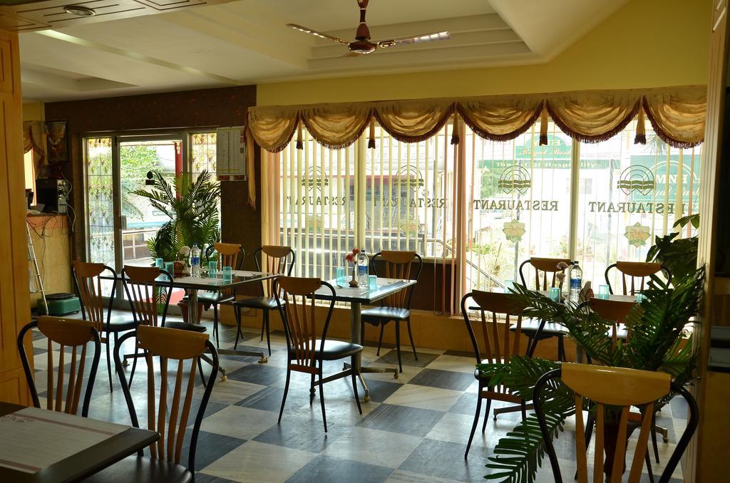 Hotel Aryaas Palayankottai Extérieur photo