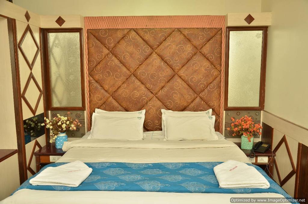 Hotel Aryaas Palayankottai Extérieur photo