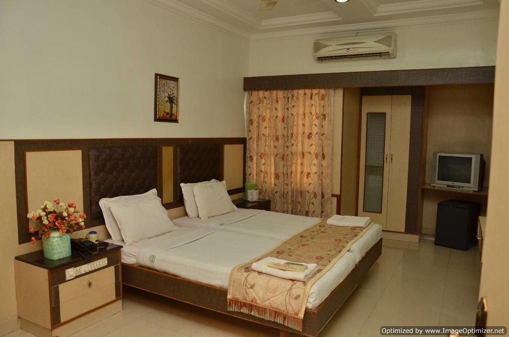 Hotel Aryaas Palayankottai Extérieur photo