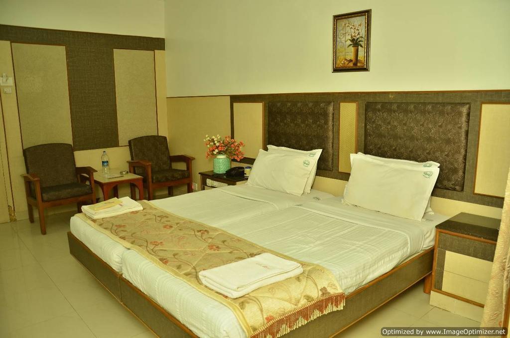 Hotel Aryaas Palayankottai Extérieur photo