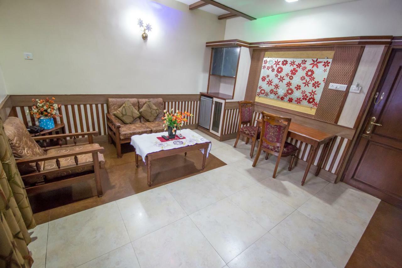 Hotel Aryaas Palayankottai Extérieur photo