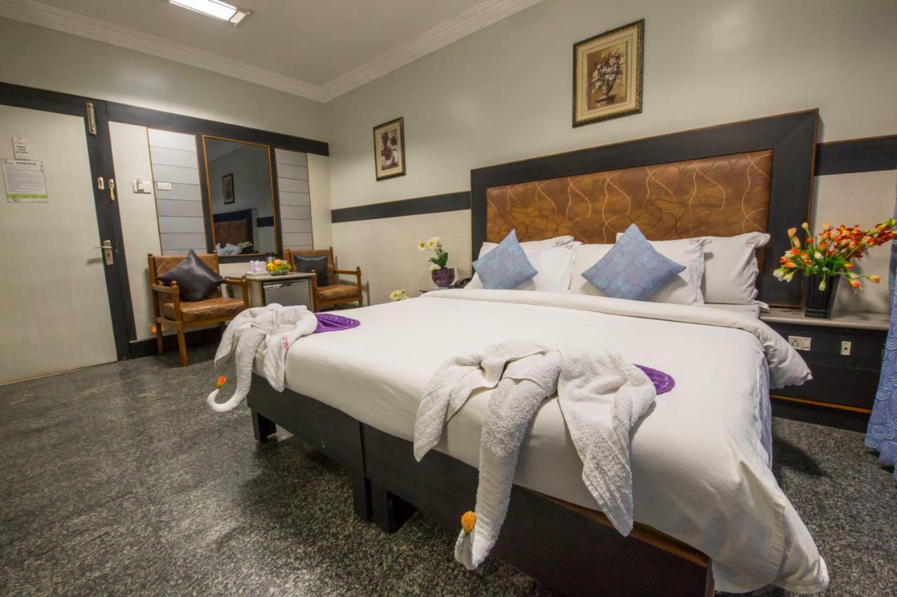 Hotel Aryaas Palayankottai Extérieur photo