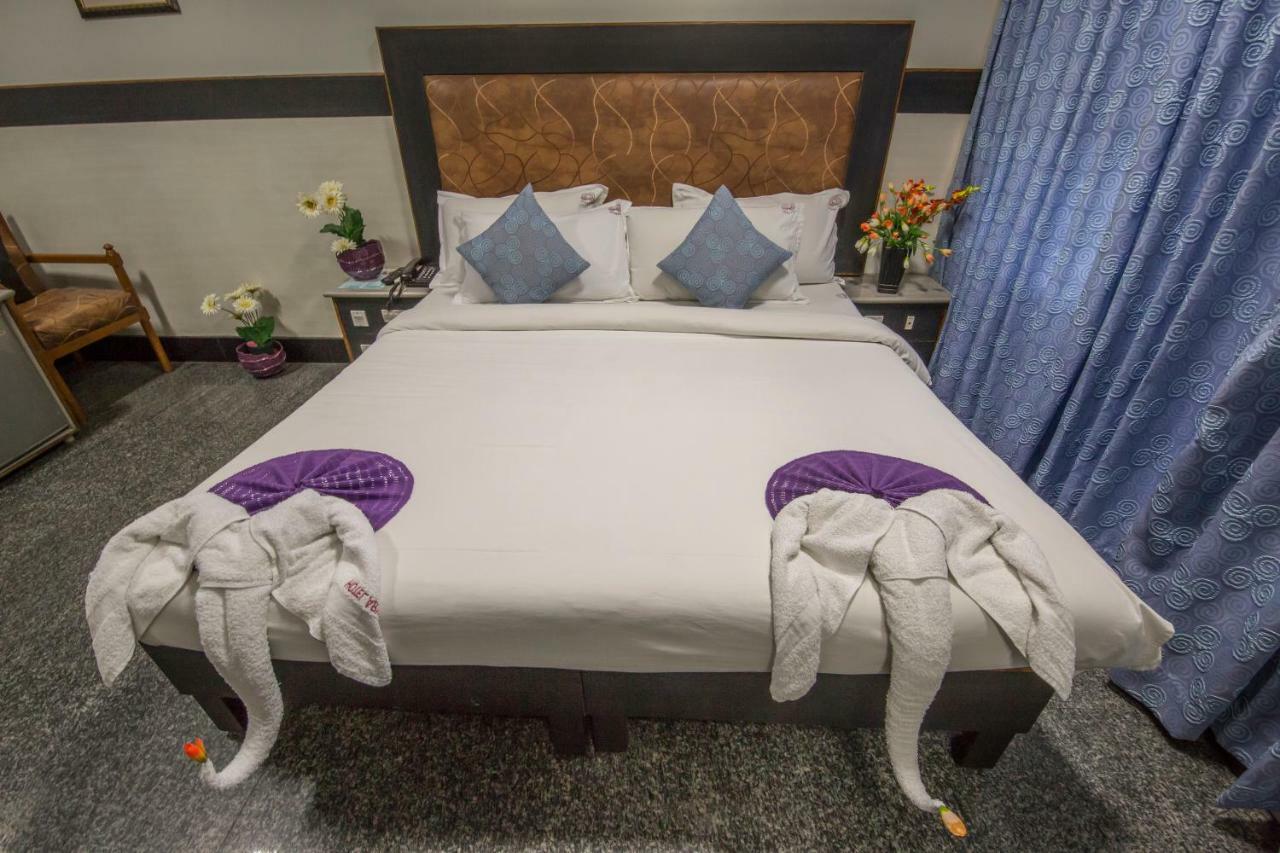 Hotel Aryaas Palayankottai Extérieur photo